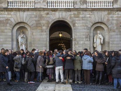 Abrazos después del minuto de silencio por las víctimas, en la plaza de Sant Jaume de Barcelona.