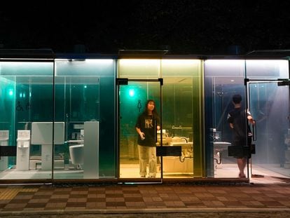 Tokyo (Japan), 20/08/2020.- Visitors use a new public toilet designed by Pritzker Prize-winning architect Shigeru Ban at a park in Tokyo, Japan, 20 August 2020. Ban's designed toilet is surrounded by opacity-changing glass panes that turn opaque when a user enters the toilet booth and locks the door. When the booth is free the glass remains transparent. The toilets are installed at Shibuya to change the old and negative images of public toilet in Japan being dirty, dark and dangerous before the postponed Tokyo 2020 Olympic and Paralympic Games next year. The costs are expected to amount to about 700 million yen to renovate seven locations to be installed at Shibuya in Tokyo in 2020. (Japón, Tokio) EFE/EPA/KIMIMASA MAYAMA