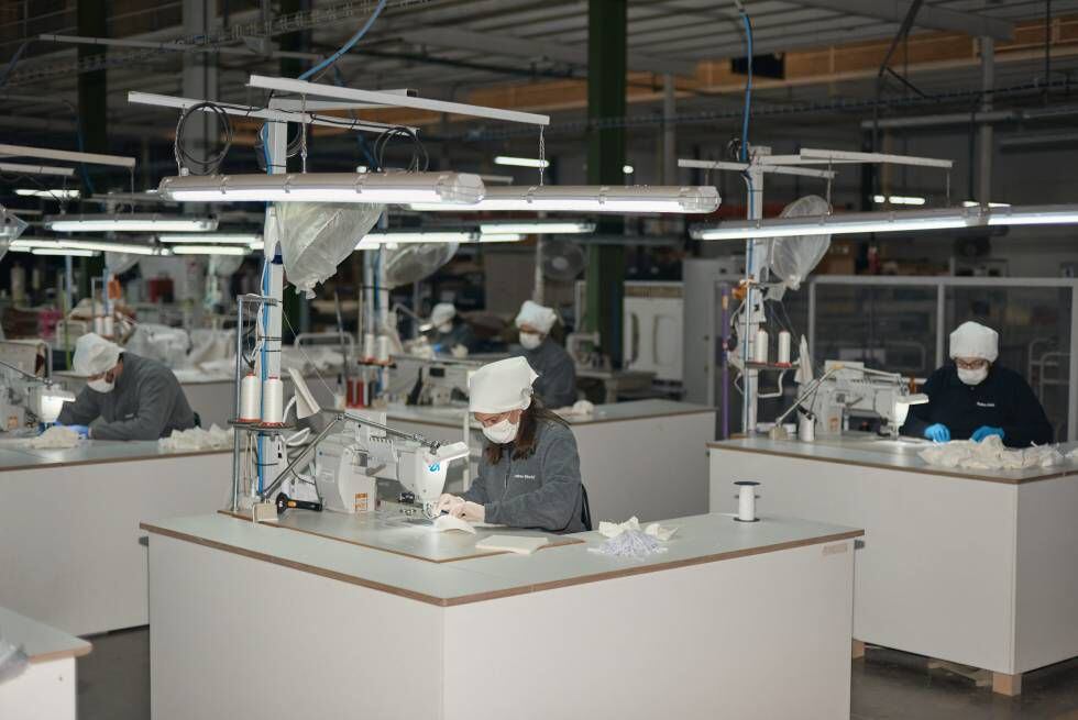 La fábrica de la firma valenciana de sillas Andreu World se encuentra a plena producción durante el confinamiento para fabricar mascarillas. En una primera remesa han repartido 12.000 en hospitales de la zona. |
