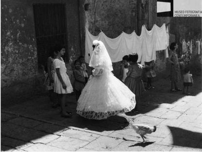 Fotografía de Nápoles hacia 1950, la ciudad donde transcurre la tetralogía de Elena Ferrante.