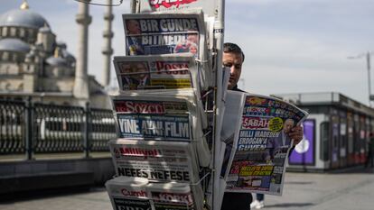 Un hombre lee un periódico en Estambul, el lunes, tras la jornada electoral.