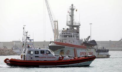 El barco de la ONG Proactiva Open Arms, este sábado en el puerto de Pozzallo (Italia).