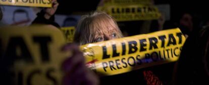 Protestas frente al Parlamento catalán contra el encarcelamiento de los exconsejeros catalanes.