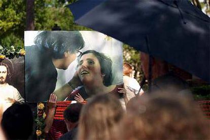 Un grupo de partidarios de volver a alimentar a Terri Schiavo exhíbe, el miércoles pasado, una foto de ella y su madre en el centro donde residía.