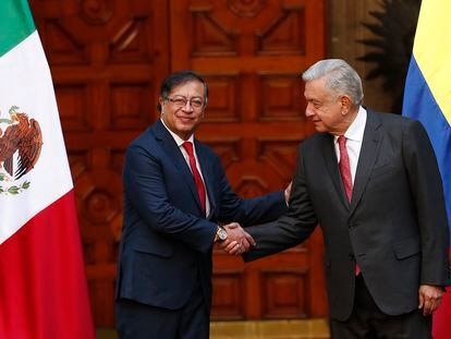 López Obrador y Petro estrechan manos durante la visita del mandatario colombiano a México, el pasado 25 de noviembre.