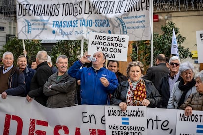 Varios miembros del Círculo por el Agua, entidad formada por las mesas del Agua de la Región de Murcia, Almería y Alicante, se concentran en defensa del Trasvase Tajo-Segura, ante el Palau de la Generalitat Valenciana, el pasado 20 de diciembre de 2022.