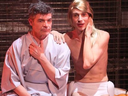 Nacho Guerreros, a la izquierda, y Kike Guaza, en un ensayo de &#039;Juguetes rotos&#039;, en el Teatro Espa&ntilde;ol.