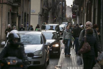 La Travessera de Gràcia, llena de coches.