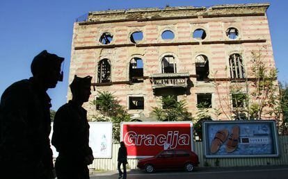 La silueta de dos legionarios españoles se recortan contra un edificio de la zona musulmana de la ciudad de Mostar.