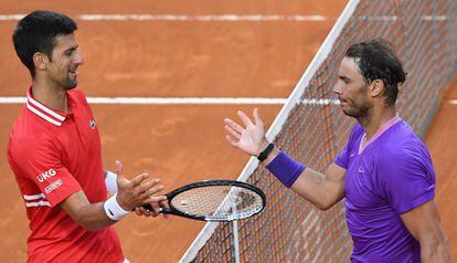 Novak Djokovic felicita a Rafael Nadal después de ganar la final masculina en el Masters 1000 de Italia en Roma.