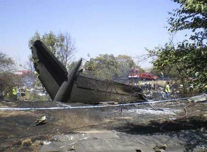 Los restos del avión calcinado, entre ellos la cola del aparato, quedaron esparcidos en decenas de metros cuadrados.
