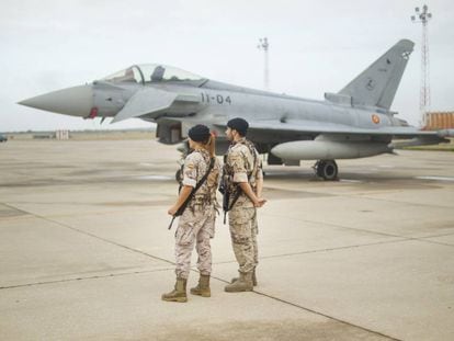 Dos militares españoles, ante un caza Eurofighter en la base aérea de Morón de la Frontera (Sevilla).