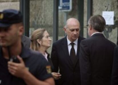 El ministro del Interior, Jorge Fernández Díaz (centro), acompañado por la ministra de Fomento, Ana Pastor (izquierda).