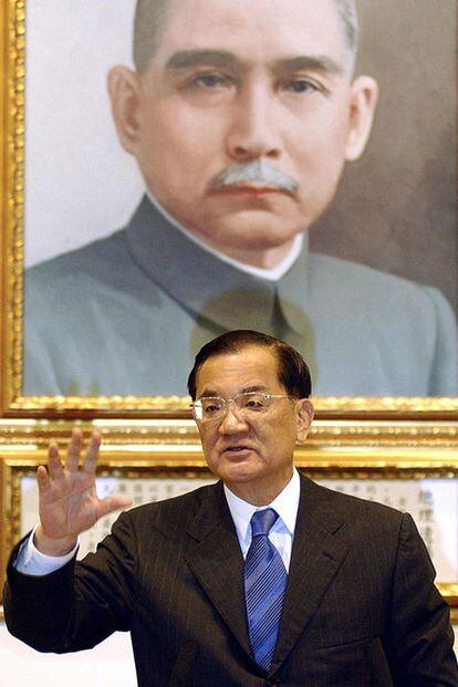 Lien Chan, en una imagen de 2004, ante un un retrato del fundador de la China moderna Sun Yat Sen.