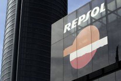 Logotipo de Repsol,  en su sede del Paseo de la Castellana en Madrid. 