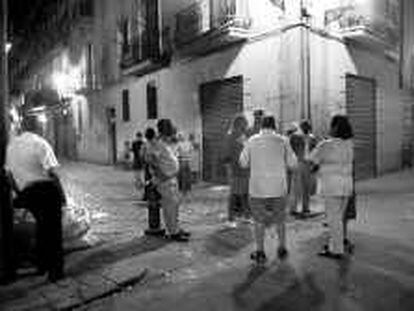 B 36430 - 28/ago/00 - color - Patrullas de vecinos del barrio del Raval en Barcelona. - Foto: Jordi Roviralta