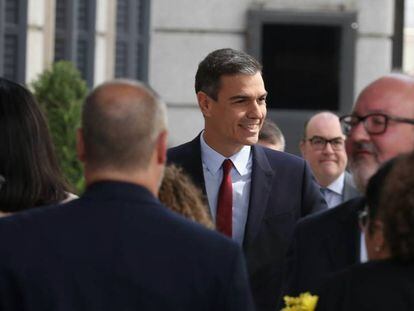 Pedro Sánchez, a su llegada al Congreso. En vídeo, Rufián califica de "irresponsable y negligente" el discurso de Pedro Sánchez en el debate de investidura.