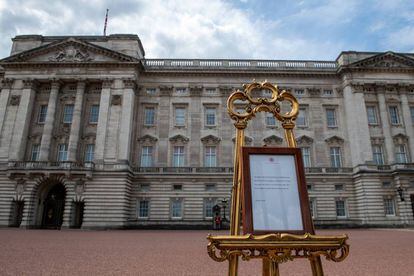 El atril con el anuncio oficial del nacimiento del bebé del príncipe Enrique y Meghan Markle se colocó el lunes en el palacio de Buckingham siguiendo la tradición de los Windsor.