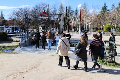 Jóvenes en la Ciudad Universitaria de Madrid el 18 de enero de 2024.