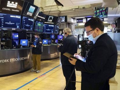 Operadores en el parqué de Wall Street en Nueva York, el pasado diciembre.
