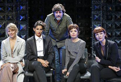 El director Fernando Soto y las actrices Alba Flores, Anna Castillo, Kimberley Tell y Najwa Nimri.