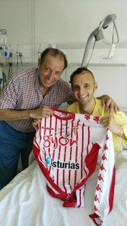 Iván Carabia el día que recibió la visita de su ídolo Quini en el hospital.