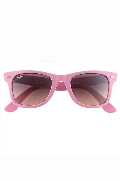 Las "wayfarer" de Ray-Ban son todo un clásico. Si prefieres una opción más veraniega, pon color a la montura (125 euros aprox).