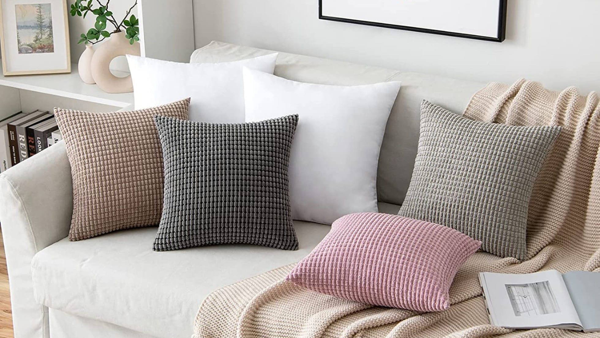 Estos cojines para el sofá con relleno incluido son perfectos para