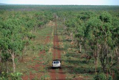 Un todoterreno atravesando la región de Kimberly, en pleno 'outback' australiano, a través de la Gibb River Road.