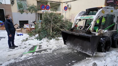 Martínez-Almeida en la calle Almansa del barrio de Bellas Vistas, donde después de cinco días se ha empezado a retirar la nieve