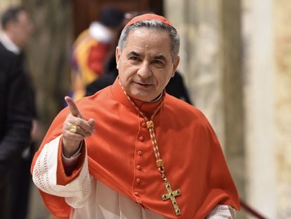 El cardenal Giovanni Angelo Becciu, en una foto de junio de 2018, en la Basílica de San Pedro en el Vaticano.