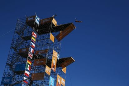 Artem Silchenko en pleno salto desde la plataforma. La competici&oacute;n femenina tiene lugar en la misma estructura, a 20 metros de altura.