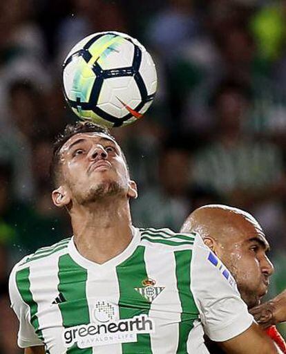 El defensa del Betis, Zouhair Feddal disputa el balón ante el valencianista Zaza.