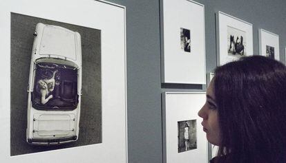 Una joven contempla la fotografía completa de Oriol Maspons, de la que salió la portada original de la primera edición de  'Últimas tardes con Teresa', de Juan Marsé.