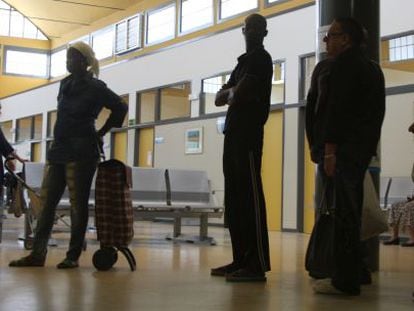 Inmigrantes sin papeles esperan en el centro de salud Alameda, de Madrid. Eran los &uacute;ltimos d&iacute;as de agosto, en septiembre sus tarjetas se fueron desactivando.