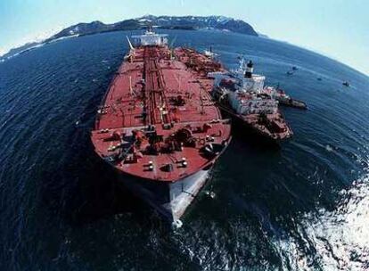 Exxon-Mobil manipuló en Wikipedia la información sobre el vertido de su petrolero <i>Exxon Valdez</i> (en la imagen) frente a las costas de Alaska en 1989.