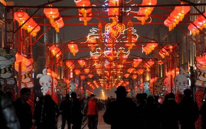 Decoración en la calle Qianmen, en Pekín, durante una edición anterior del Festival de las Linternas Rojas.