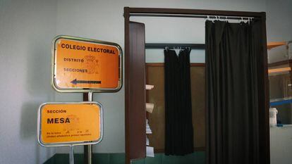 La sala donde se vota en Tabera de Abajo, que aún conserva la papeletas del 26-J.