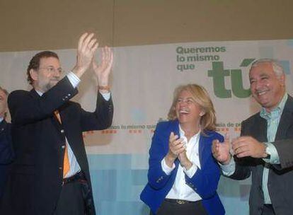 Mariano Rajoy, durante un almuerzo-mitin en Marbella, en presencia de Ángeles Muñoz y Javier Arenas.