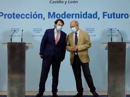 El presidente de la Junta de Castilla y León, Alfonso Fernández Mañueco (PP), a la izquierda, y su vicepresidente, Francisco Igea, en una rueda de prensa de balance de legislatura, el pasado julio.