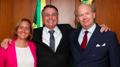 El presidente de Brasil, Jair Bolsonaro, junto a la diputada alemana Beatrix von Storch y a su marido, Sven von Storch, el 26 de julio. En vídeo, declaraciones del pasado jueves poniendo en duda la integridad del presidente del Tribunal Superior Electoral.