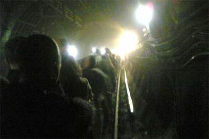 Pasajeros del metro son evacuados por un túnel próximo a la estación de Kings Cross.