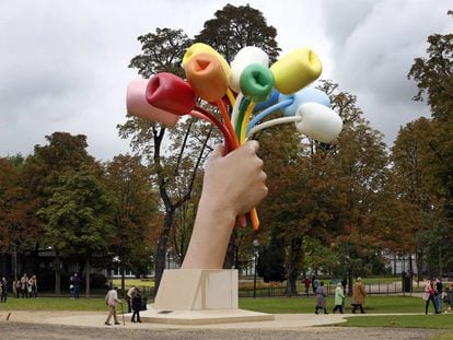 La escultura gigante 'Bouquet of tulips', de Jeff Koons, recientemente instalada en París.