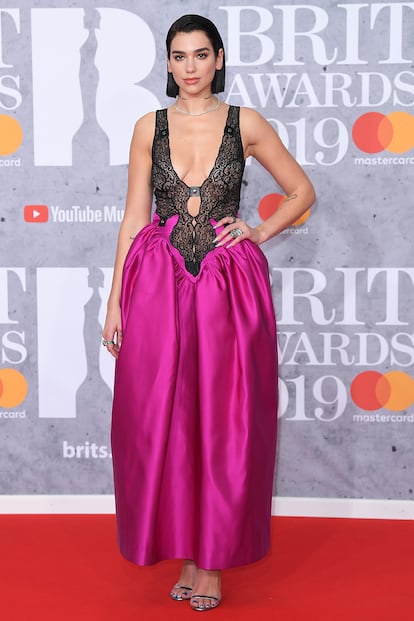 Dua Lipa, que ganó el premio al mejor sencillo británico por One Kiss, eligió un vestido bicolor firmado por Christopher Kane.