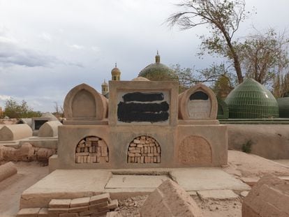 Cementerio junto al mausoleo de Afaq Hoja, en Kashgar. Las inscripciones coránicas en algunas tumbas han sido tachadas con pintura negra.