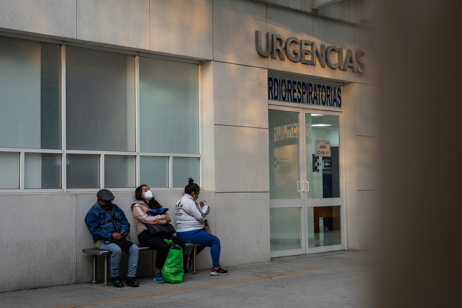 Familiares esperan a las afueras del área covid-19 en el Hospital Centro Médico, el pasado 22 de diciembre.