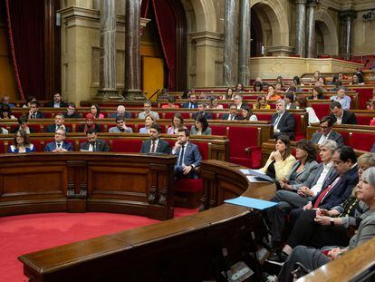 El presidente de la Generalitat, Pere Aragonès (c), durante la sesión plenaria, en el Parlament de Cataluña, este miércoles 25 de mayo.