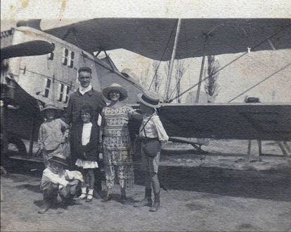 El pilot Louis Delrieu i Josefina Chesa, amb els nens Mercader: Pablo (assegut), Ramón, Montserrat i Georges (1923). L’aviador descentrà emocionalment la mare de Ramón.