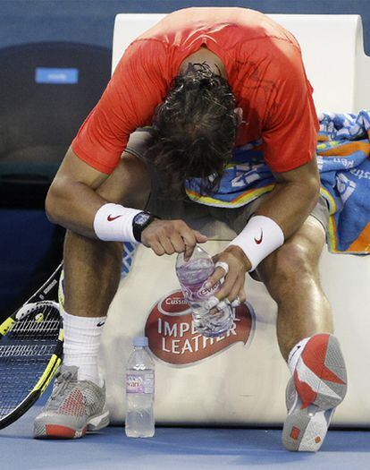 Rafael Nadal se duele de su pierna izquierda durante el partido