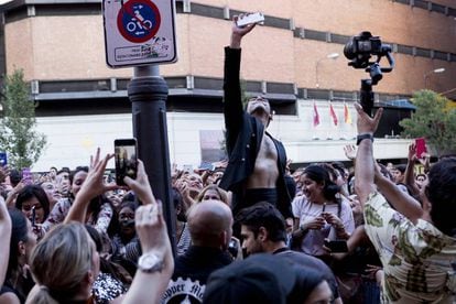 El actor haciéndose fotos con los seguidores que acudieron a la presentación de 'Élite'.